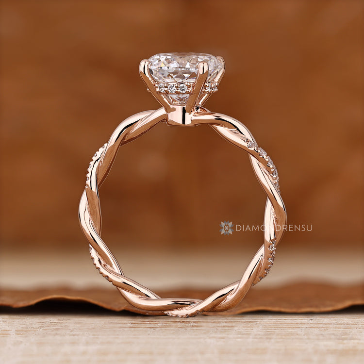 Diamondrensu presents a Portuguese diamond ring with a twisted shank.