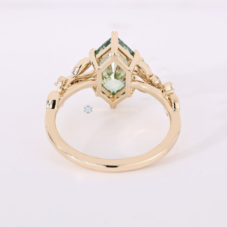 Handmade green Dutch marquise engagement ring by Diamondrensu.