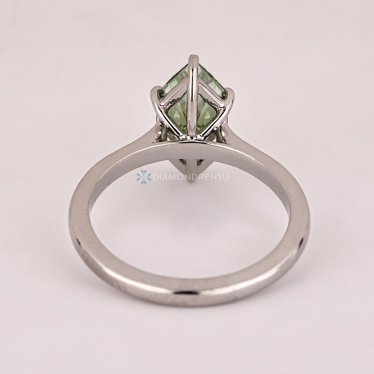 Handmade Dutch marquise ring with six claw prong details.
