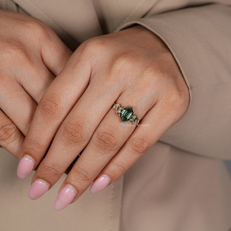 Diamondrensu presents a hexagon diamond ring with green center stone.