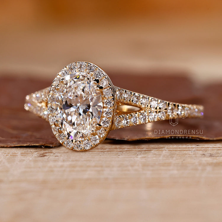 Diamondrensu oval ring with lab grown diamond and bridge accent.