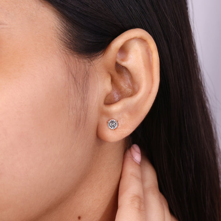 Diamondrensu Portuguese diamond studs with push back fastening style.