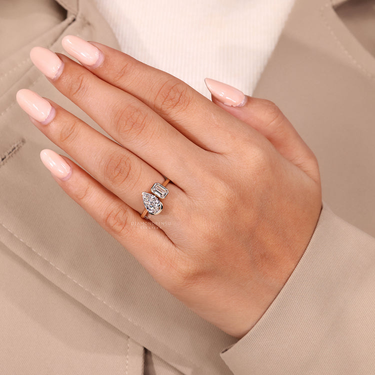 Cathedral setting toi et moi ring pear emerald diamonds.