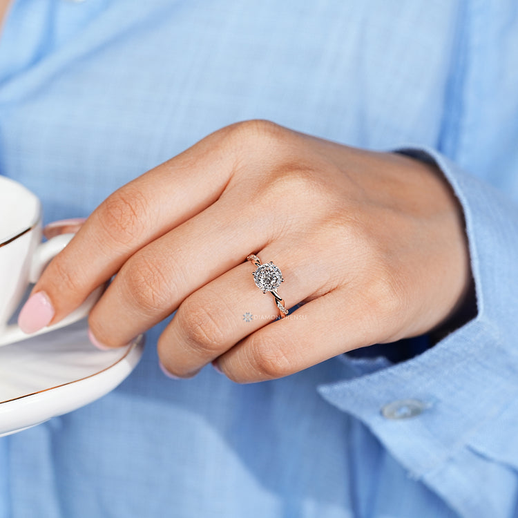 The twisted shank adds detail to this Portuguese diamond ring.