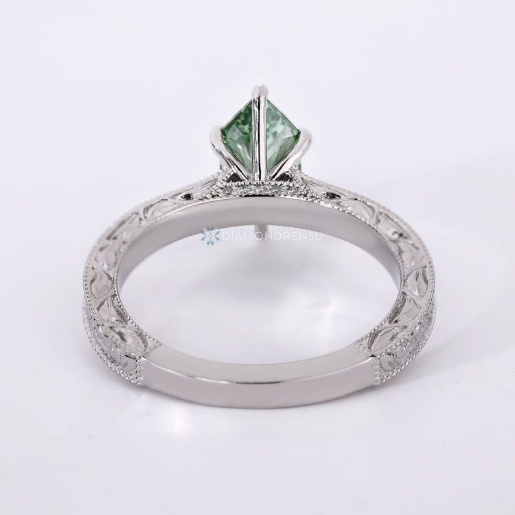 Handmade green Dutch marquise diamond ring by Diamondrensu.