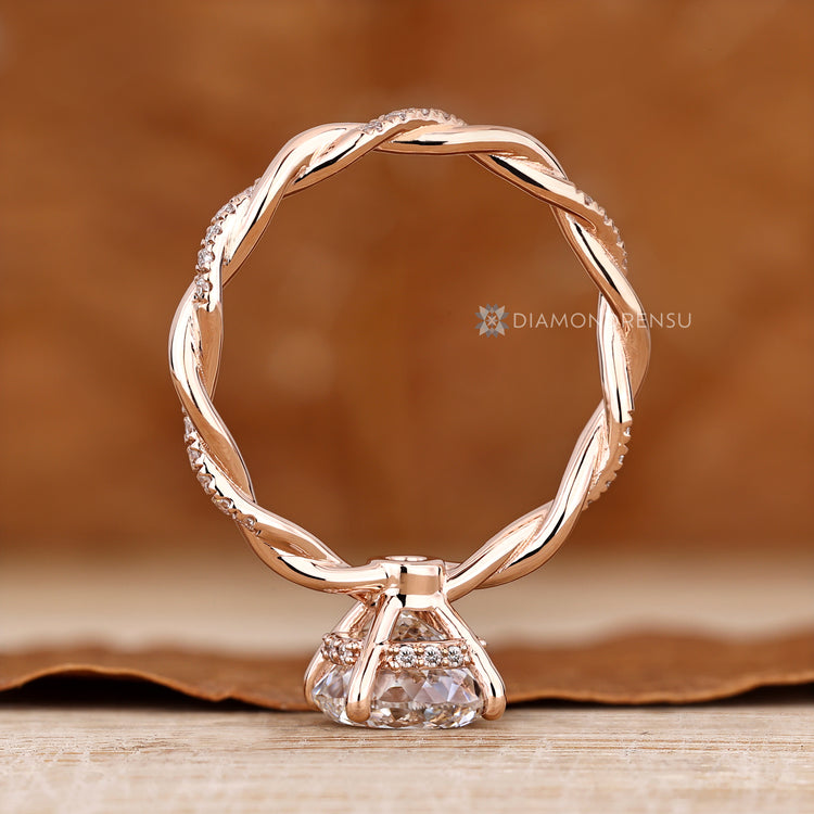 The twisted shank complements the Portuguese diamond ring.