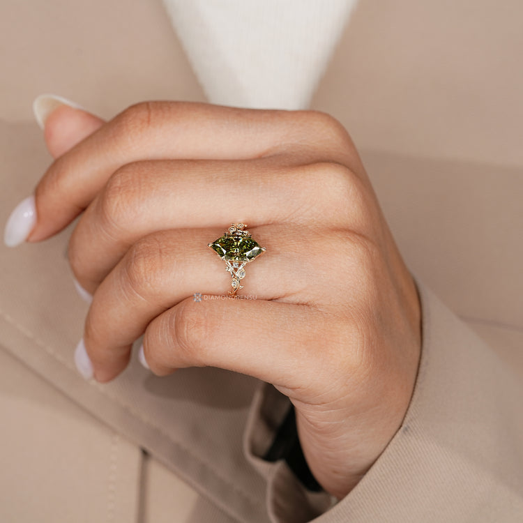 Handmade green Dutch marquise diamond ring by Diamondrensu.