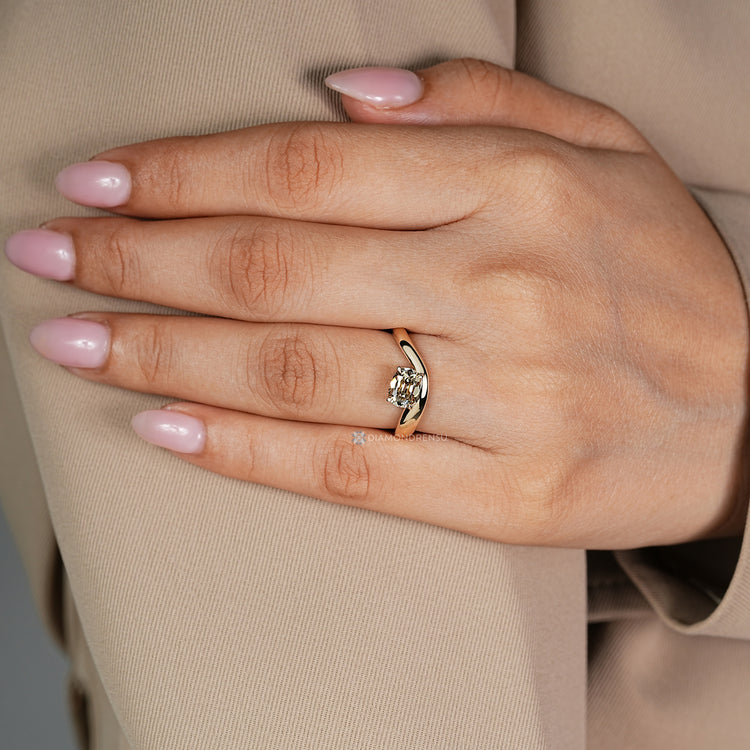 East to west setting pairs with the pinky style.