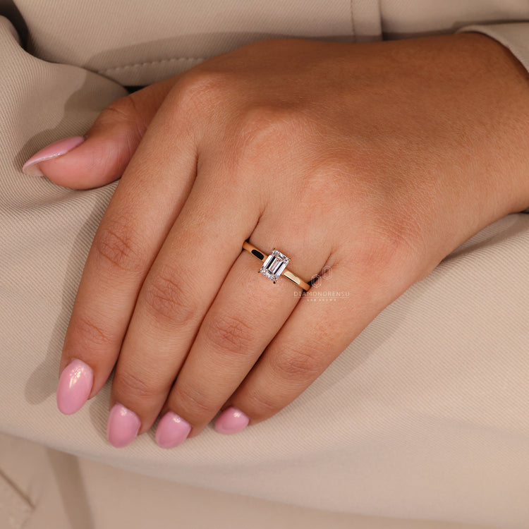 Solitaire setting ring in elegant yellow gold.
