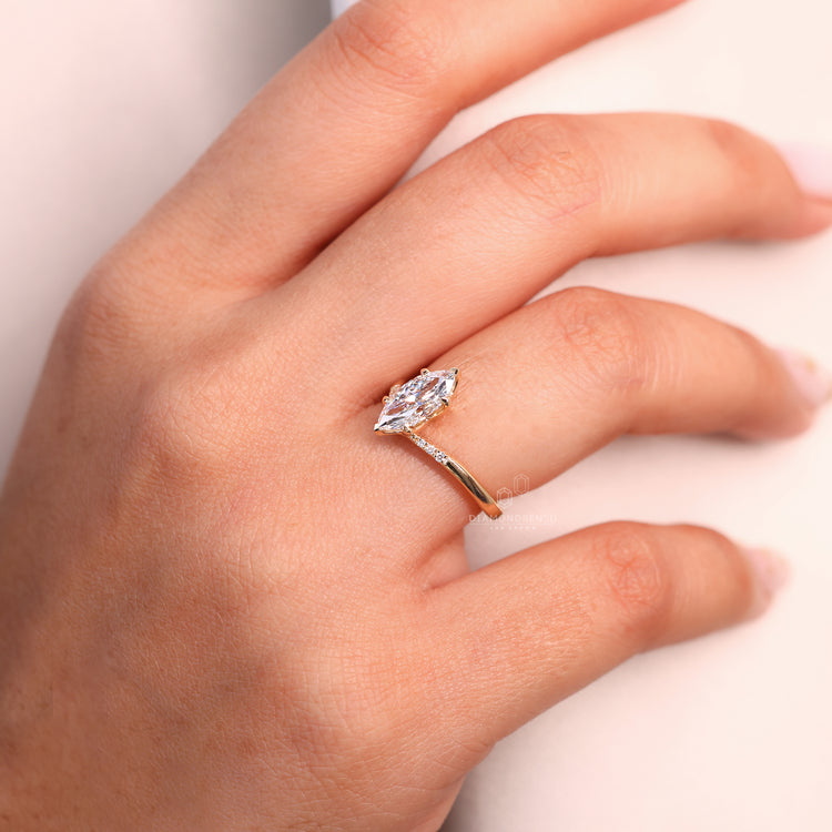 Buy engagement ring made with yellow gold and lab diamond.
