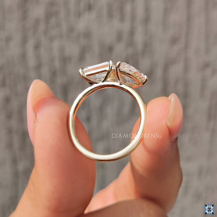 Chic yellow gold engagement ring featuring a unique diamondrensu ring.
