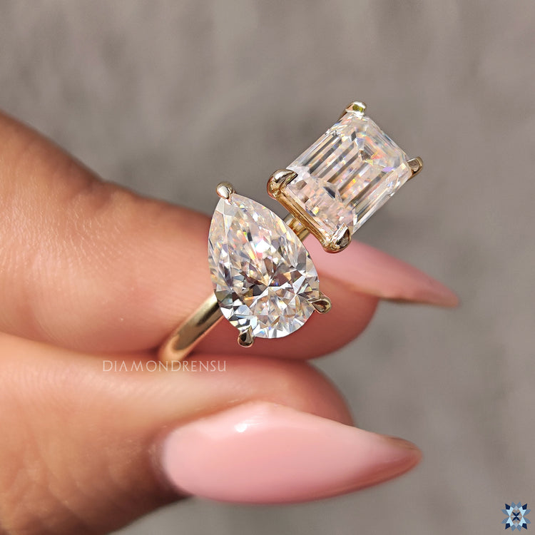 Exquisite diamondrensu engagement ring designed with a 2 stone engagement ring setting.
