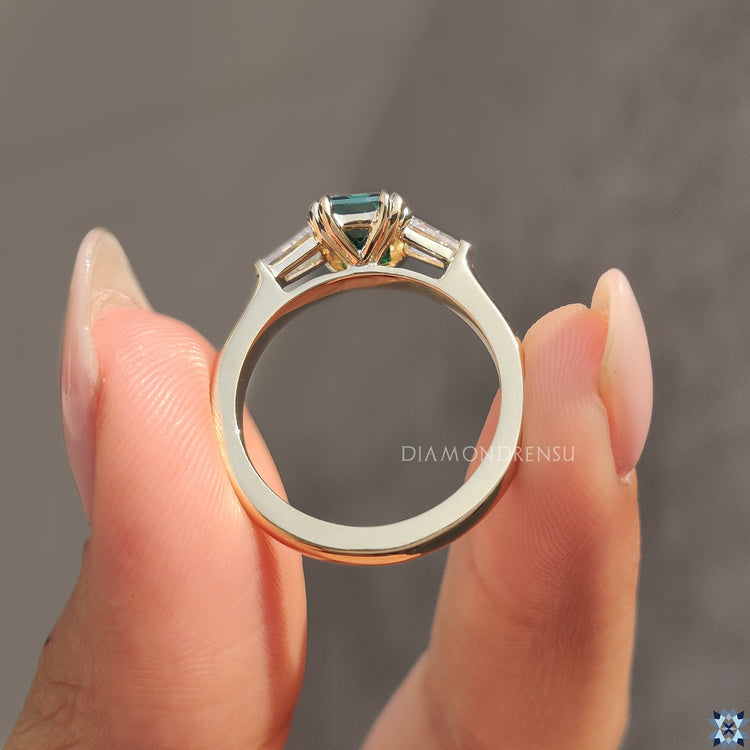 Beautiful Diamondrensu Engagement Ring with a Green Moissanite, set in classic elegance.
