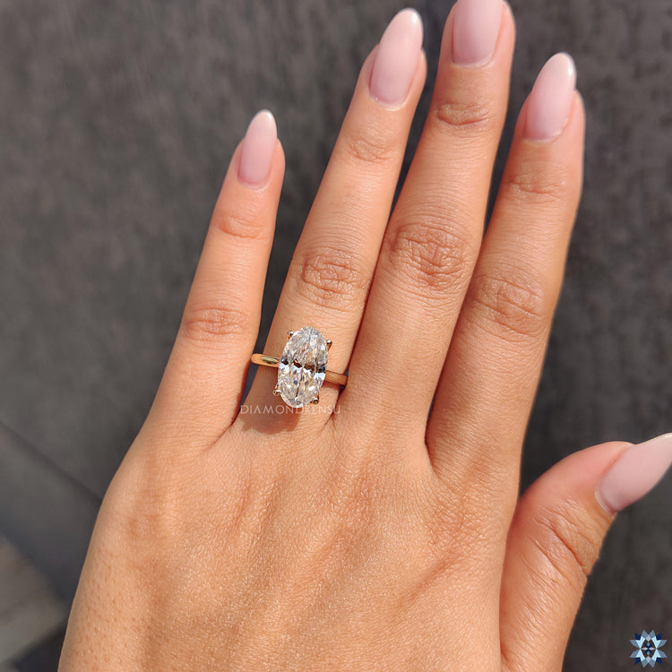 4 prong round engagement ring in yellow gold
