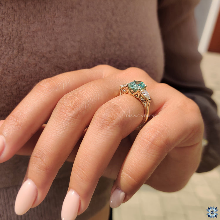 Pear side stones diamondrensu ring yellow gold ring moissanite.
