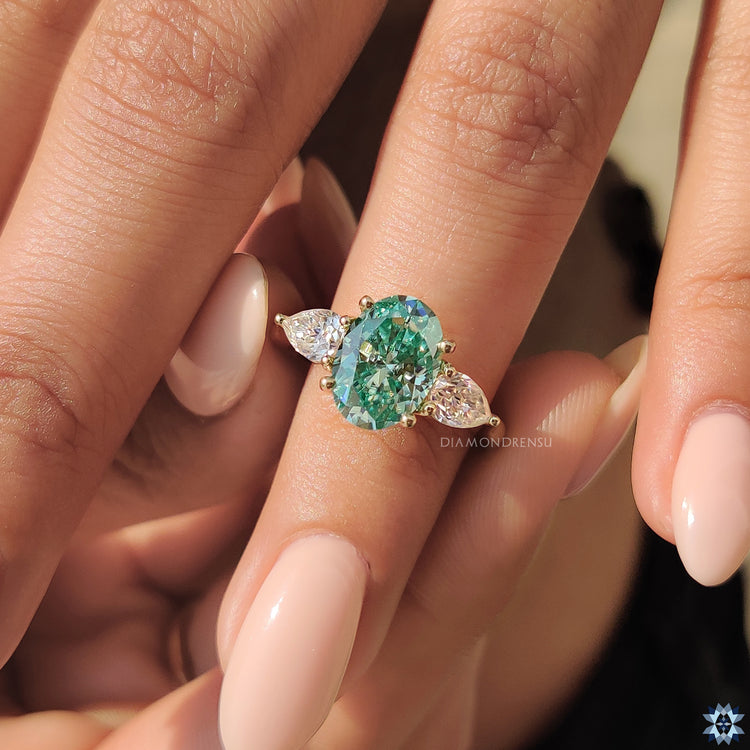 Diamondrensu ring green moissanite oval handmade ring round prong.
