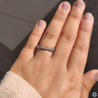 Diamondrensu white gold wedding band with baguette cut.
