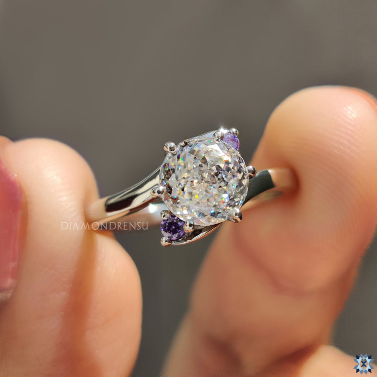 Round rose cut side stones adding vintage charm.
