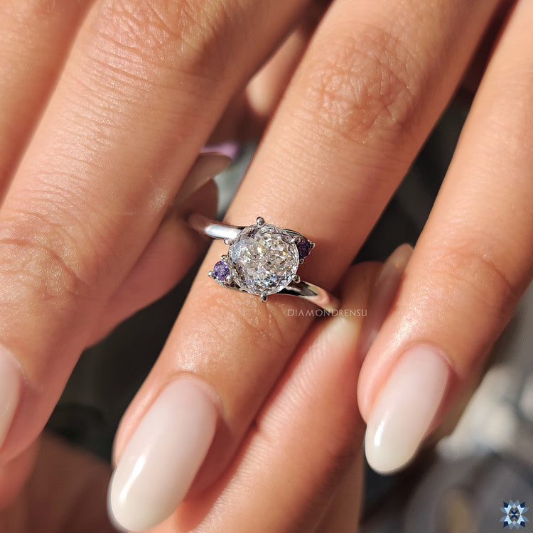 Diamondrensu engagement ring in modern design.
