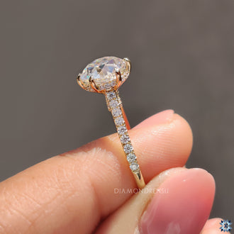 6 claw prong setting secures the round moissanite.
