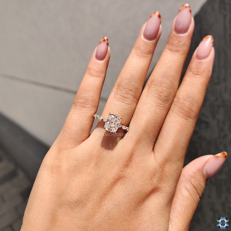 Diamondrensu engagement ring crafted with yellow gold.
