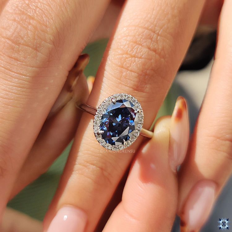 This Diamondrensu engagement ring combines beauty and elegance.