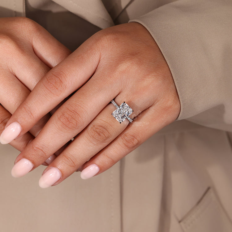 4 prong claw setting securely holds the center stone with a clean and elegant style.
