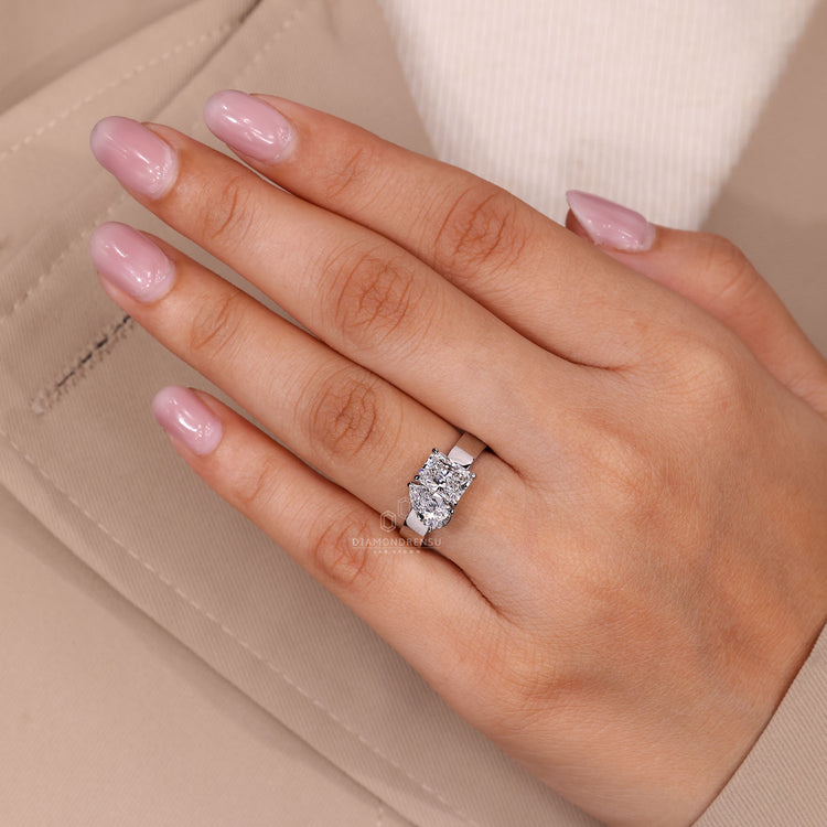 Claw prong setting ring holding Toi et Moi two stone diamonds.
