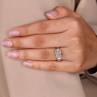 Diamondrensu ring with pear and radiant diamonds in white gold.
