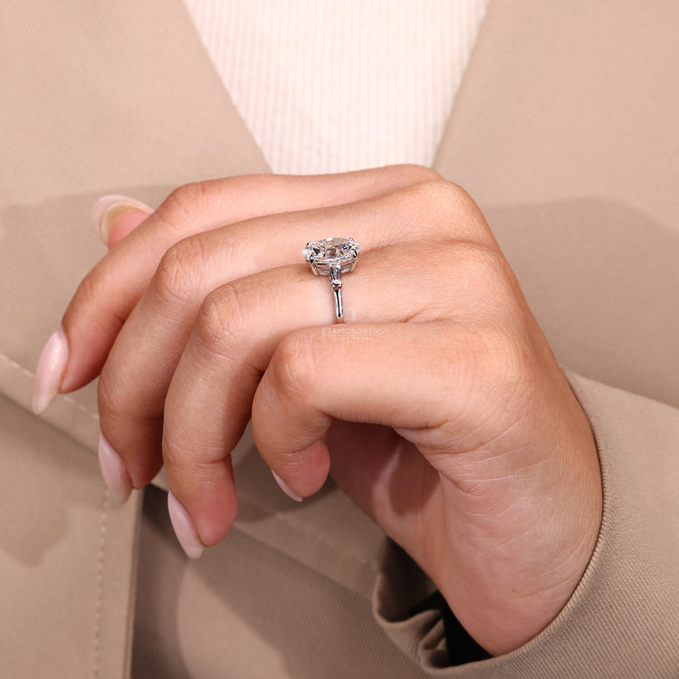 Diamondrensu engagement ring reflects 3 stone engagement ring.
