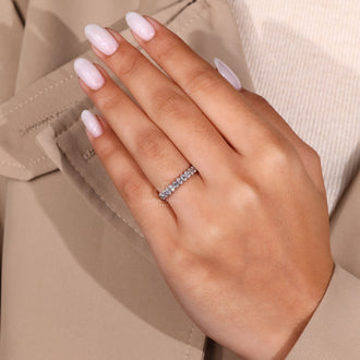 Diamondrensu wedding band with timeless appeal.
