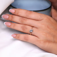 Compass prong setting engagement ring handcrafted by Diamondrensu.
