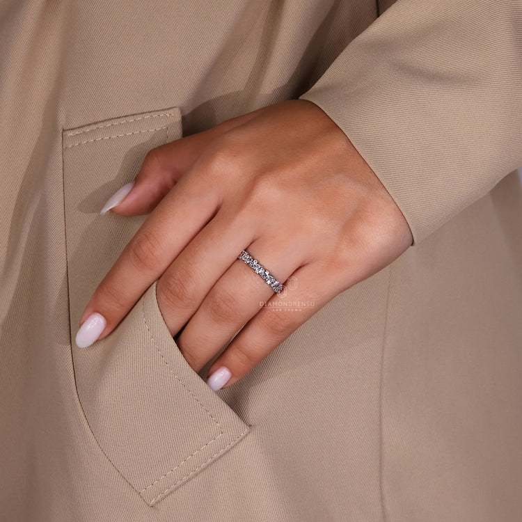 Diamondrensu band in prong setting with modern style.
