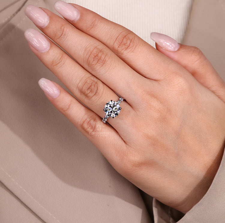 Buy engagement ring with round diamond.
