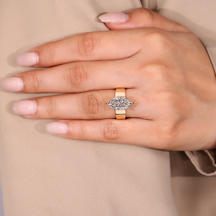 Diamondrensu ring with solitaire setting.
