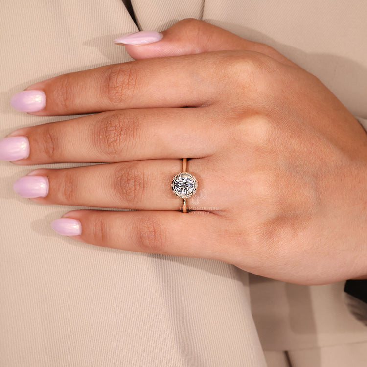 Diamondrensu Ring with a bezel set engagement ring featuring a round cut diamond.
