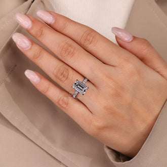 Diamondrensu ring with pave band.
