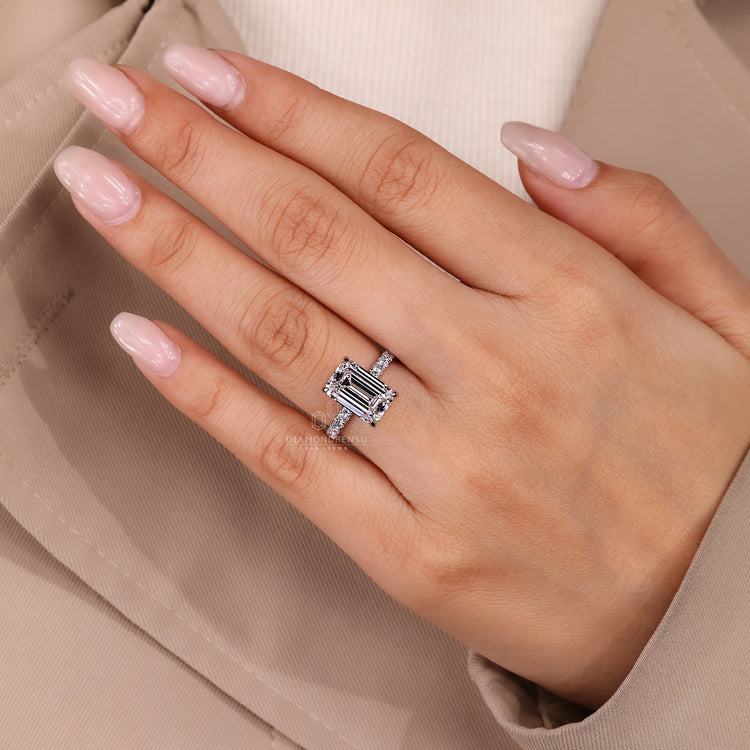 Diamondrensu ring with pave band.
