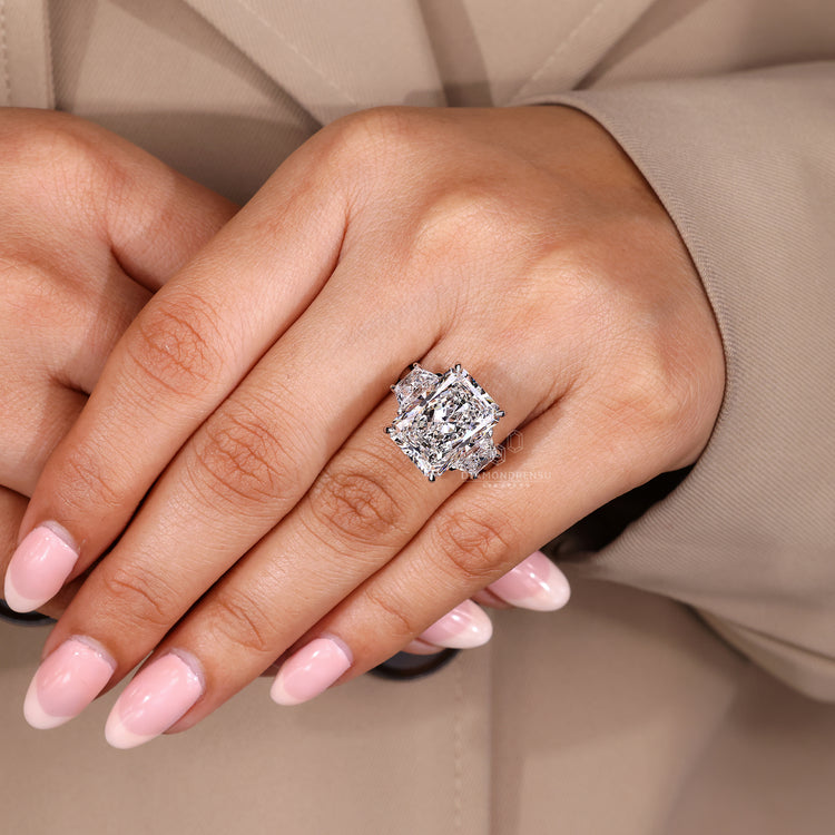 Diamondrensu engagement ring with 3 stone ring layout.
