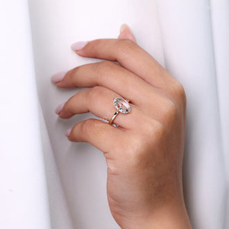 Open gallery ring with compass prong setting in warm yellow gold.
