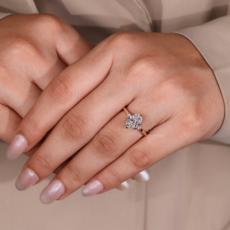 Round diamond side stone with 6 claw prong setting.
