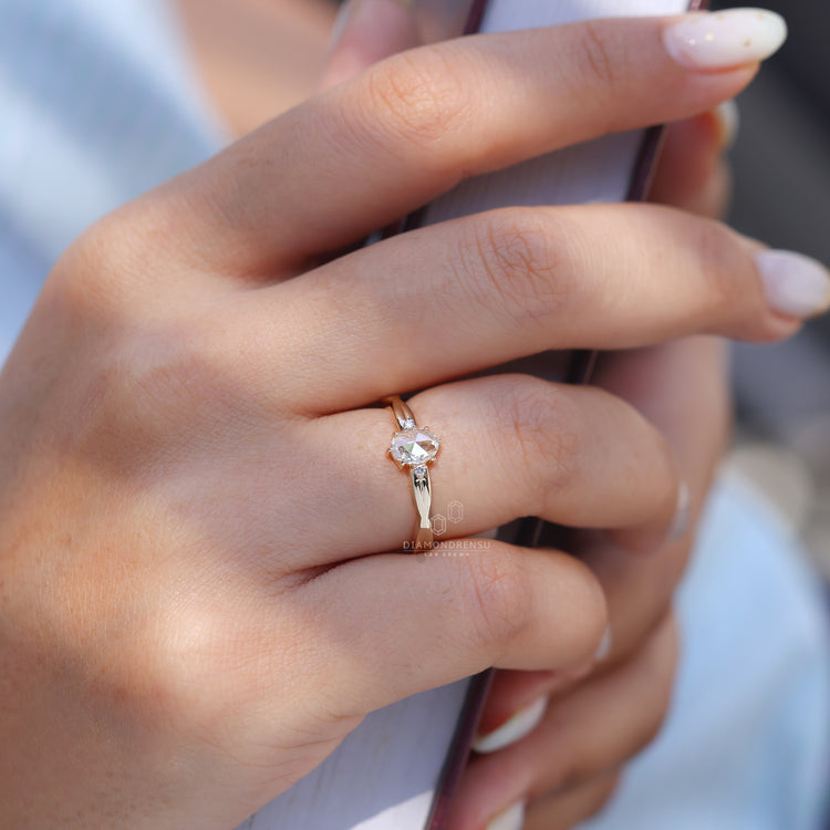 6 claw prong setting securing the center stone with strength and style.
