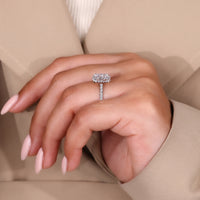 Brilliant round cut diamond in a timeless setting.
