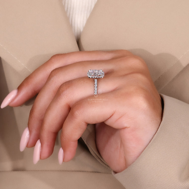 Brilliant round cut diamond in a timeless setting.

