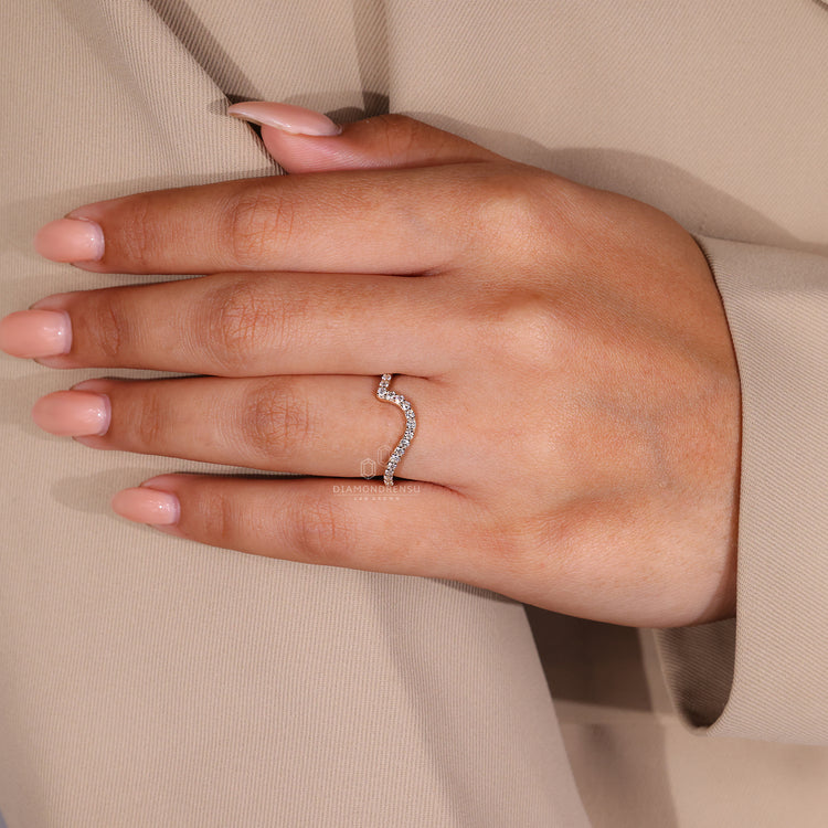 A round diamond wedding band in yellow gold
