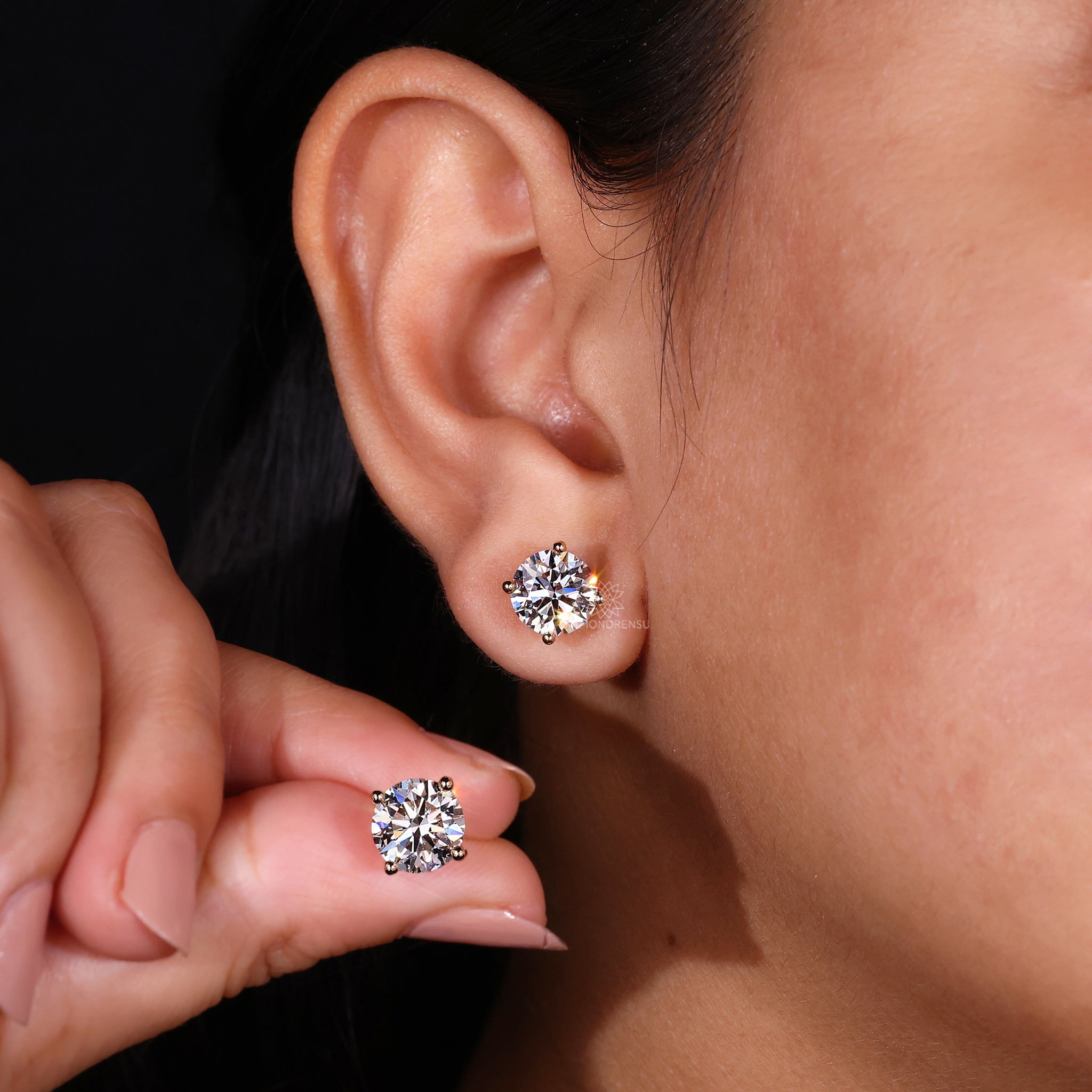 Refined gold diamond earrings with exceptional craftsmanship.