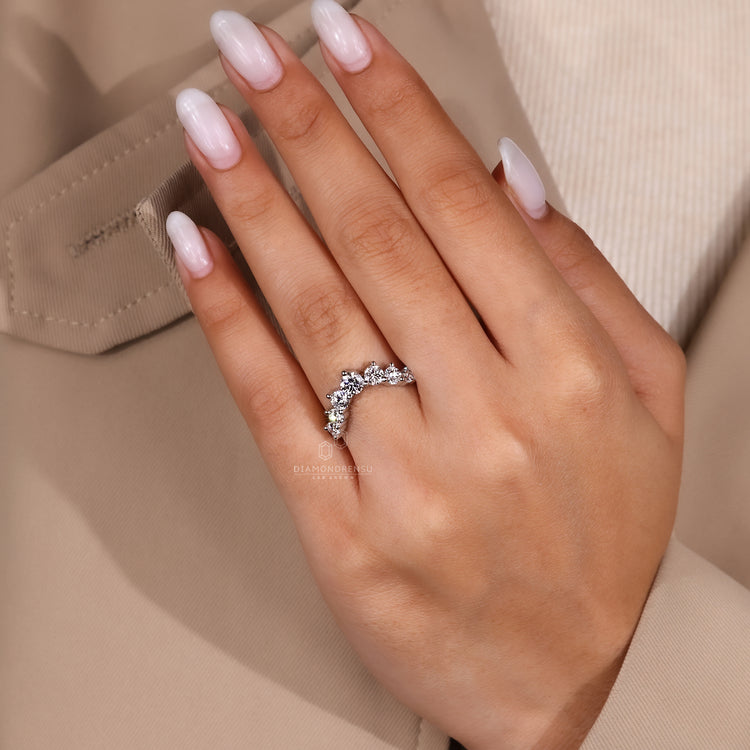 Curvy wedding band with delicate lines and a flowing silhouette.
