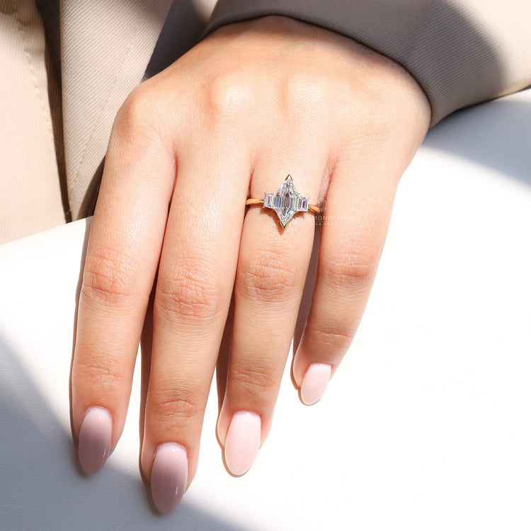 Trapezoid side stones enhance the elegance of the center diamond.
