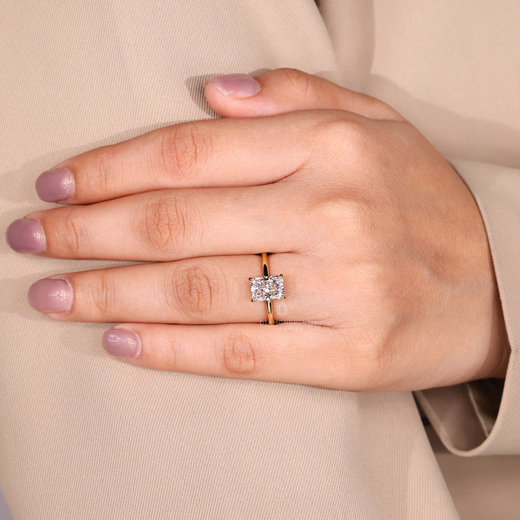 Diamondrensu engagement ring featuring radiant cut diamond and halo design.
