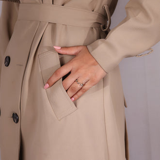 Nature inspired wedding band designed as a diamondrensu band.
